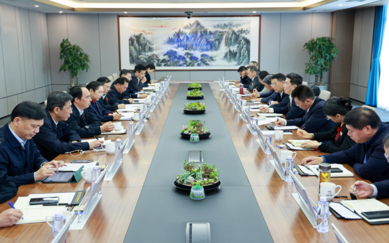 津南區(qū)委副書記、區(qū)長楊灝一行到榮程集團調(diào)研慰問