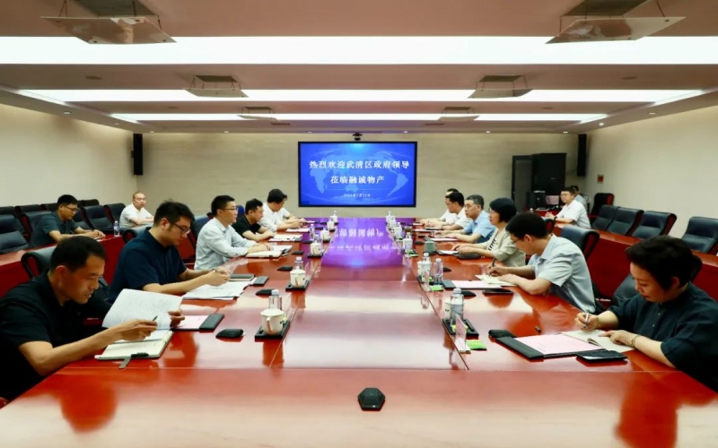 榮程集團(tuán)黨委書記、融誠物產(chǎn)總經(jīng)理張穎與武清區(qū)領(lǐng)導(dǎo)開展座談交流