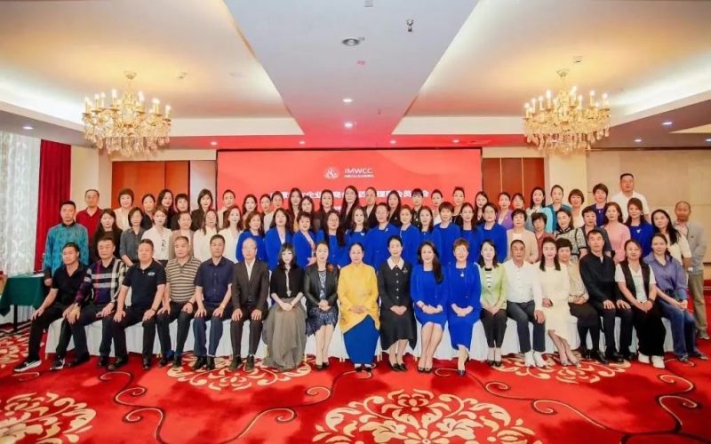 全聯(lián)女企業(yè)家商會會長、榮程集團董事會主席張榮華出席內蒙古女企業(yè)家商會第四屆理事會員大會